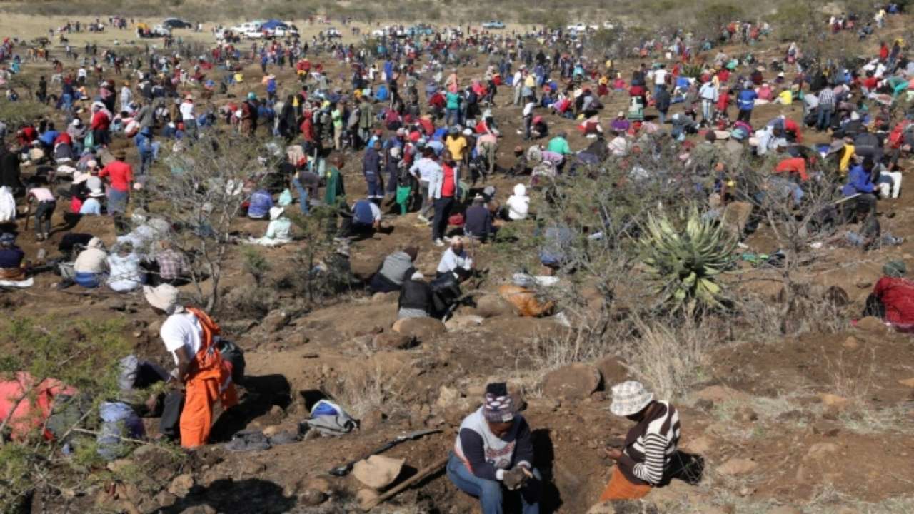 Diamond rush grips South African village after discovery of unidentified stones