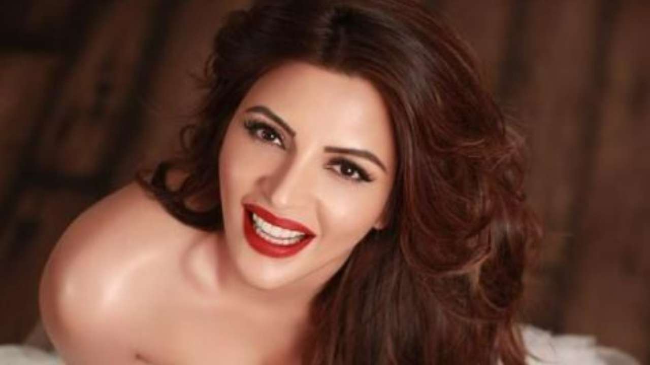 Shama Sikander Xxx Photo - VIRAL: Shama Sikander takes internet by storm with her nude photo covering  assets with oversized hat