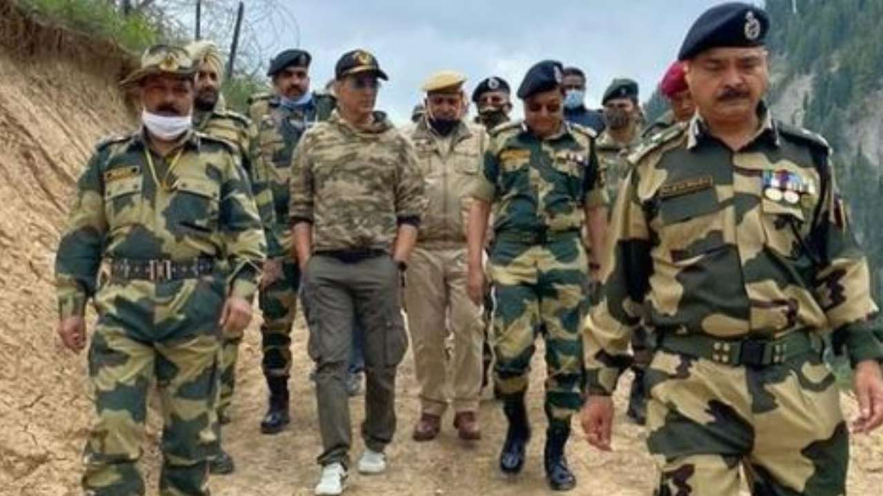 Akshay Kumar visits J&K's Bandipora to meet BSF's 'real heroes', donates Rs  1 crore for school building in Tulail