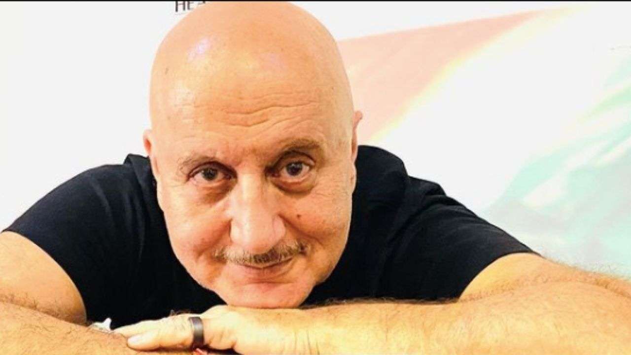 Watch Anupam Kher's hilarious reaction to man failing to recognise him, gives him 'reality check'