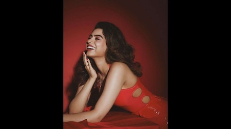 Khushi Kapoor looks ravishing in hot red lipstick