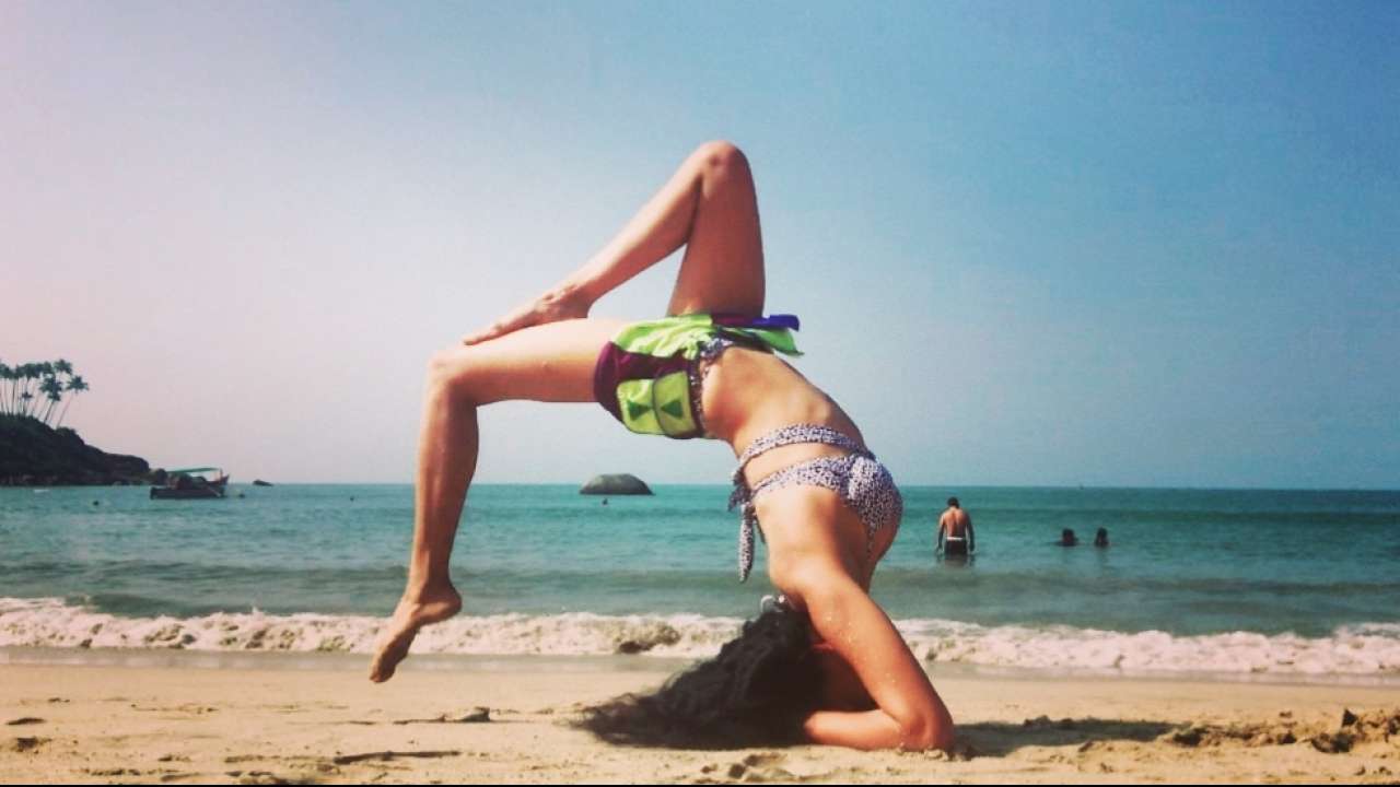1280px x 720px - Kavita Kaushik performs yoga flawlessly in bikini at the beach, see photos