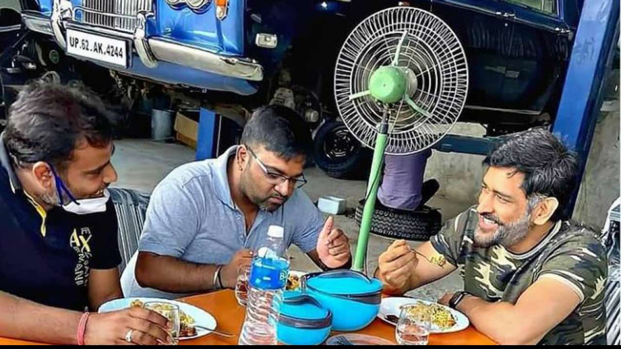 Photo of CSK skipper MS Dhoni eating food at a dhaba with old friends goes VIRAL - Check here