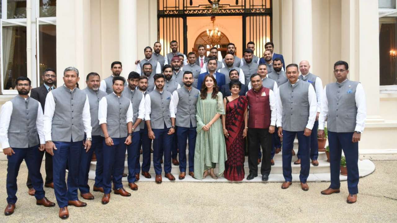 When Anushka Sharma gave an epic response to trolls for posing with the Indian Cricket team