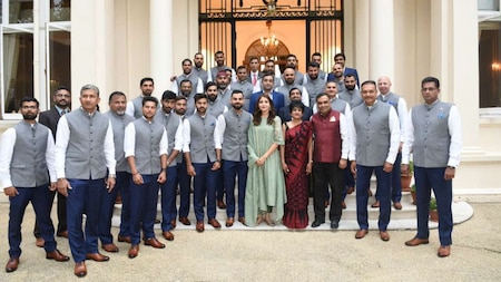 When Anushka Sharma gave an epic response to trolls for posing with the Indian Cricket team