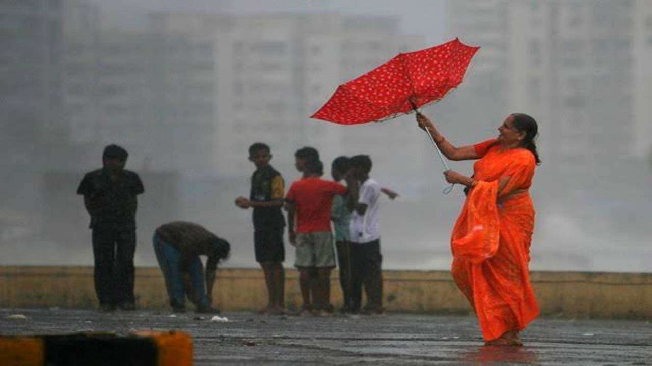 Heavy rains batter Mumbai, high tide hits Marine Drive Heavy rains batter Mumbai, high tide hits Marine Drive