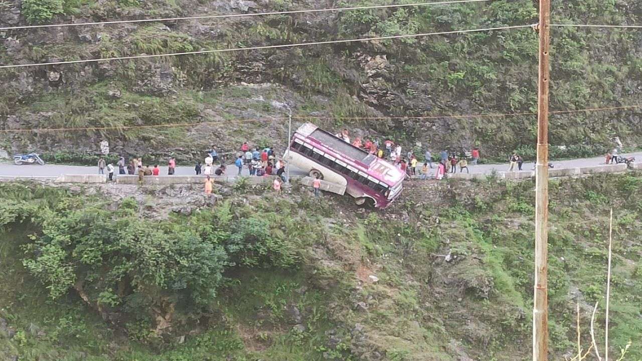 Bus skids off highway in Himachal Pradesh