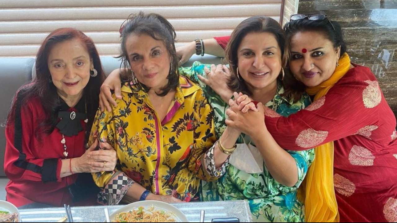 Farah Khan has a fangirl moment as she bumps into veteran actors Reena Roy, Mumtaz and Mallika Randhawa at a restaurant