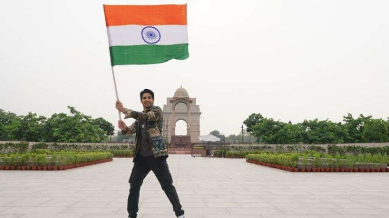 Sidharth Malhotra wishes fans on Independence Day