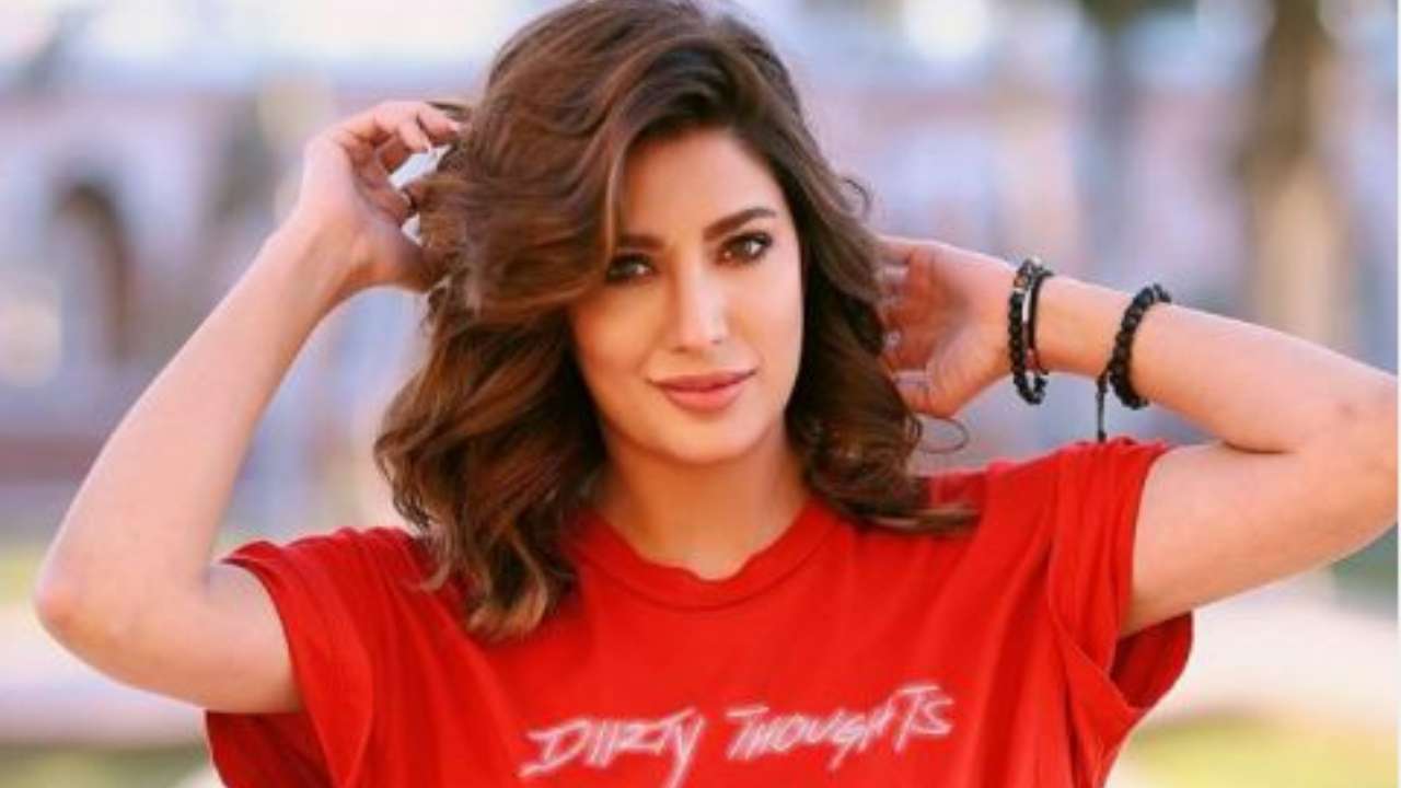 1280px x 720px - Grow up': Pakistani star Mehwish Hayat hits back at trolls for debating on  colour of her bra in Independence Day post