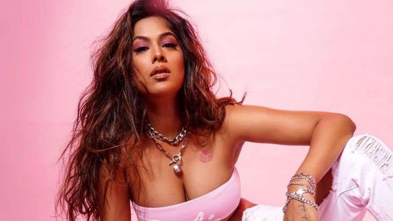 Nia Sharma Ka Xxx Video - Nia Sharma looks smoking HOT in Barbie tube top with kiss imprint on her  chest - see photo