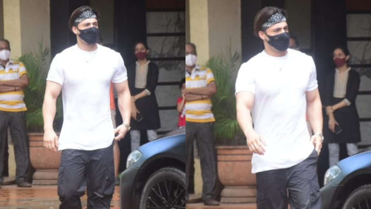 Asim Riaz papped outside Sidharth Shukla's residence