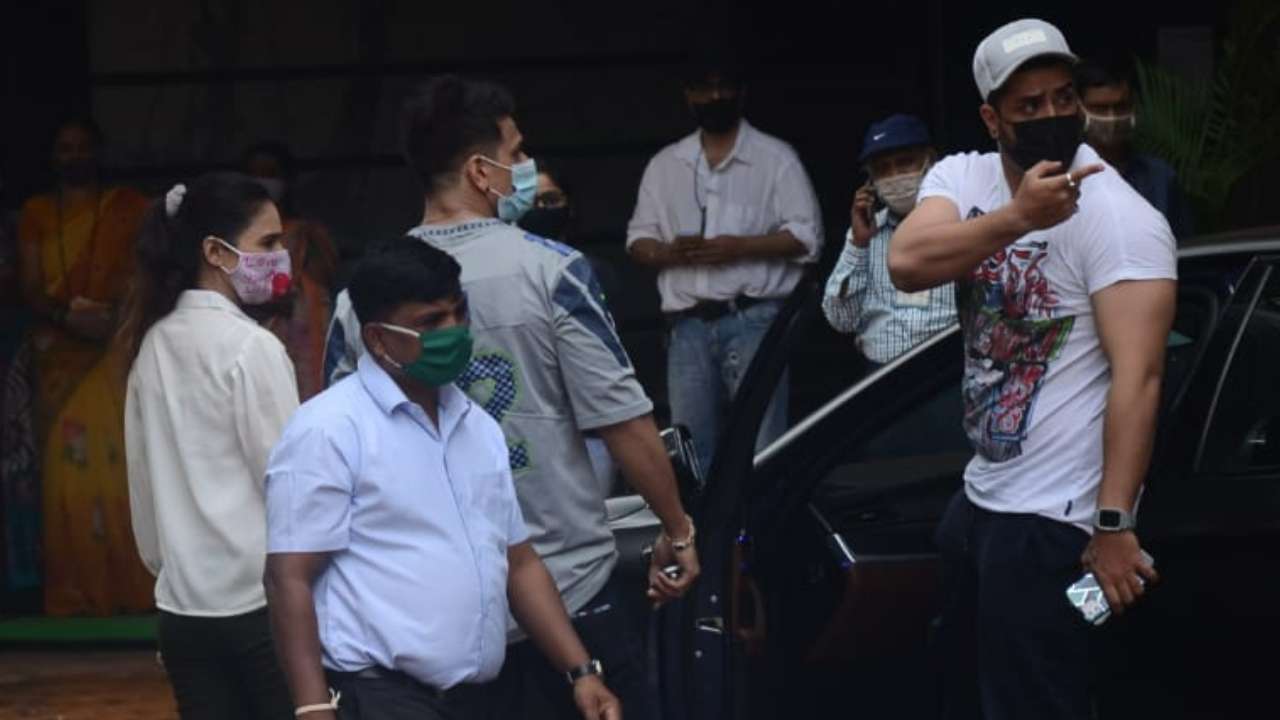 Aly Goni, Jasmin Bhasin, Prince Narula arrive for Sidharth Shukla's last rites