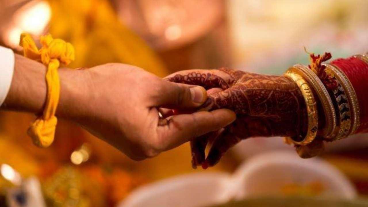 Bizarre! Bride and groom offer food to wedding guests based on price of gift