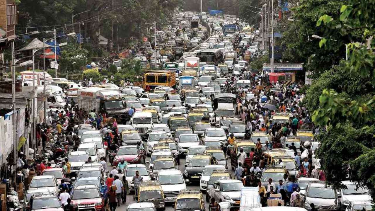 Мумбаи сити индия он трек. Мумбаи трафик. Автотрасс Дели — Мумбай. Мумбай Индия пробки. Мумбаи население 2023.