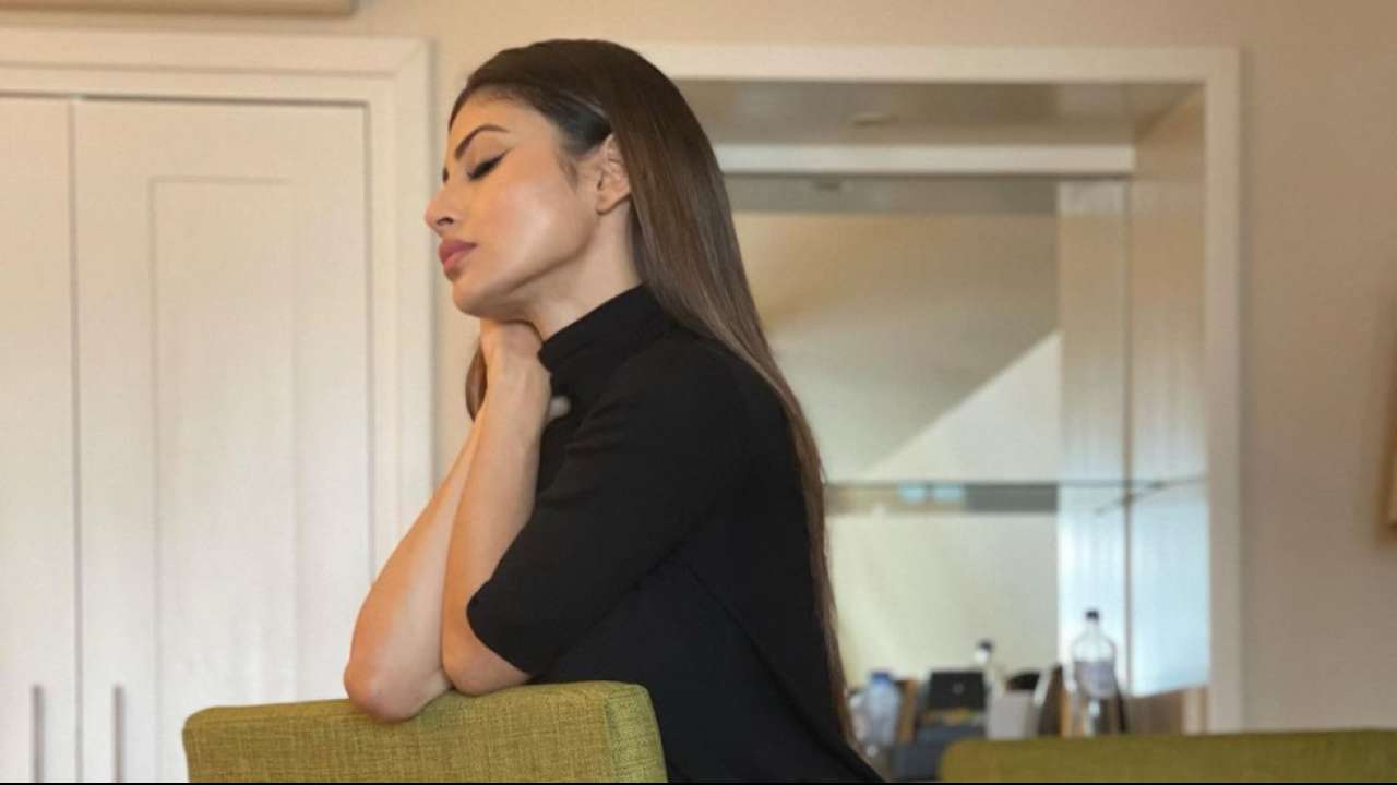 Mouni Roy flaunts her curves