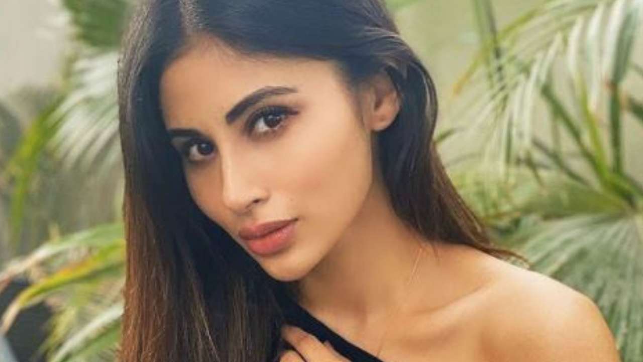 Monali Roy Xxx Video - Mouni Roy oozes oomph in sexy black bikini, flaunts svelte figure - see  viral photos