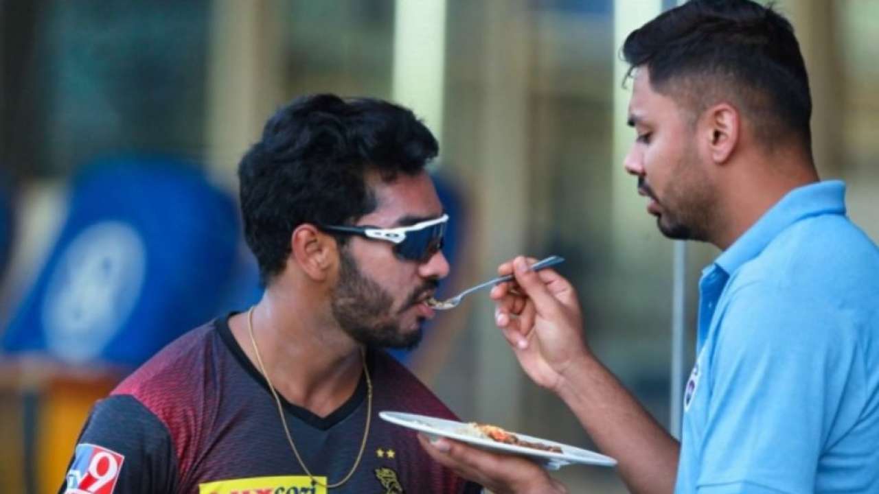 Tera yaar hoon main': DC's Avesh Khan feeds KKR's Venkatesh Iyer in  ultimate IPL bromance pic