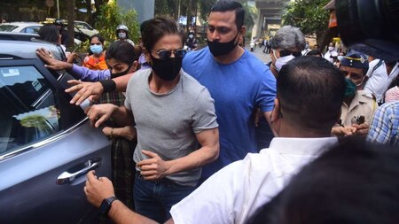 SRK arrives at Mumbai's Arthur Road Jail
