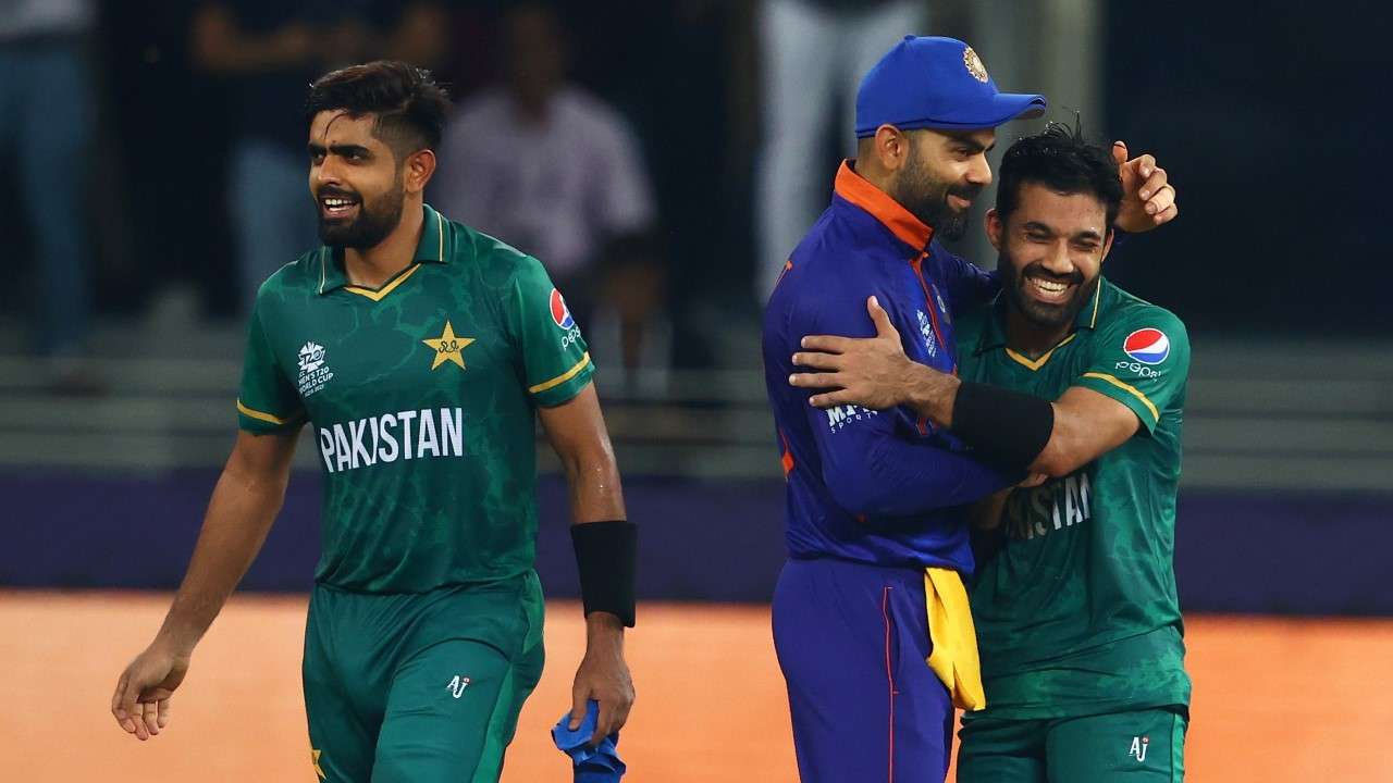 Watch: Virat Kohli hugs Mohammad Rizwan, Babar Azam, fans ask Indian  skipper &#39;kitni baar dil jeetoge&#39;