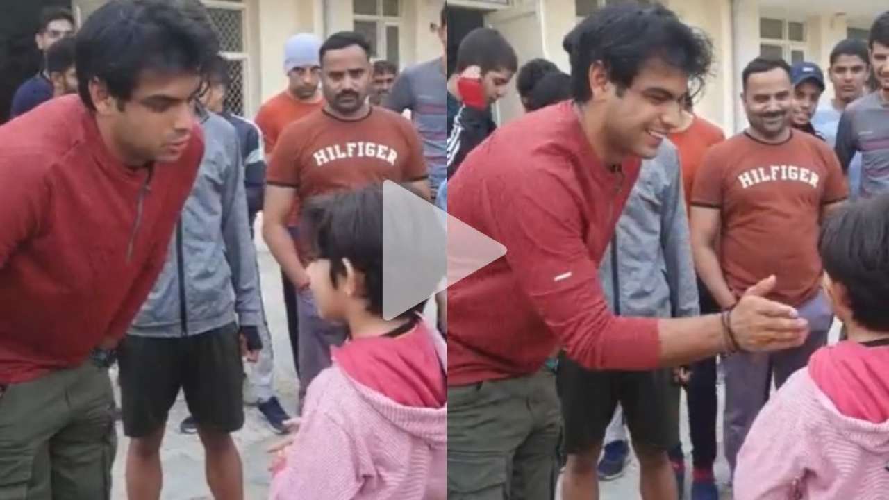 WATCH: Neeraj Chopra's reaction to little girl saying 'favourite toh aap hi ho' goes viral WATCH: Neeraj Chopra's reaction to little girl saying 'favourite toh aap hi ho' goes viral
