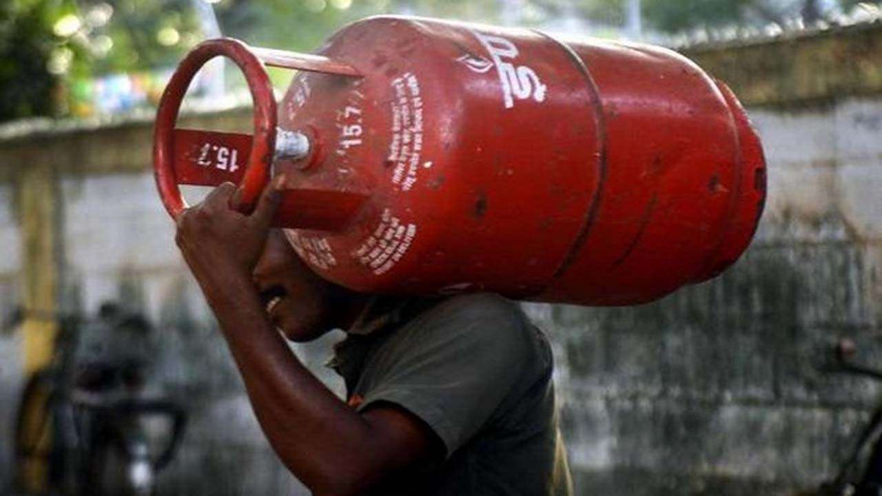 LPG cylinder becomes costlier by Rs 266, check out price in Delhi, Mumbai  and other cities