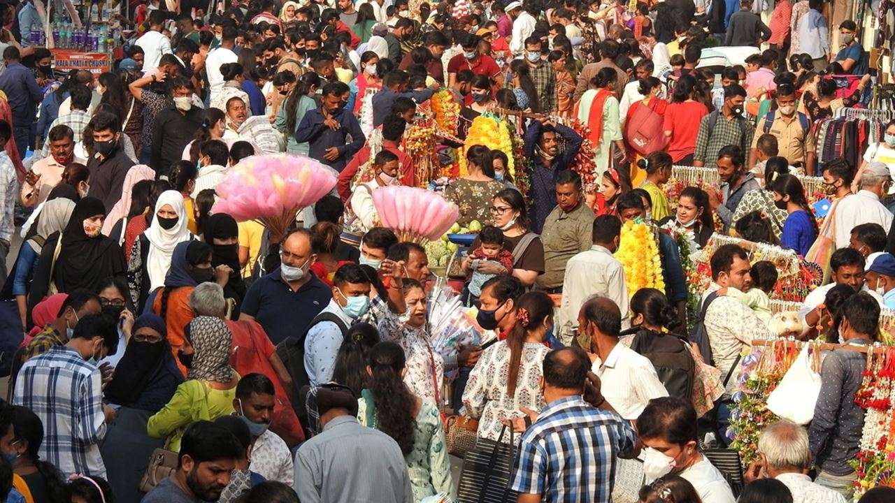 Diwali shopping: People rush to markets to buy diyas, Chinese items ...