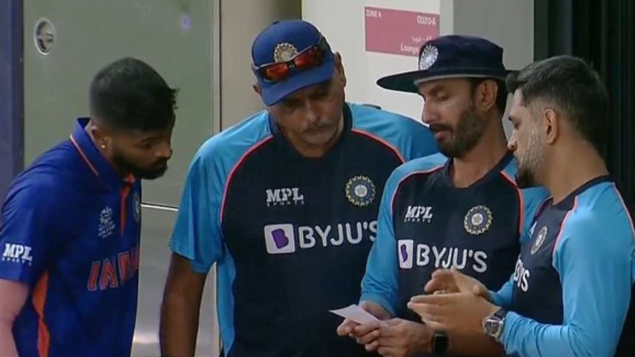 Hardik Pandya, MS Dhoni, Vikram Rathour and Ravi Shastri