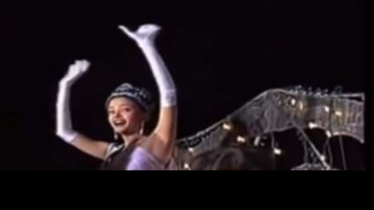 Asoreya Rai Bacchan Ki Sex Video Hd - Old video of Aishwarya Rai riding on chariot as fans scream 'Gullu, Gullu'  goes VIRAL