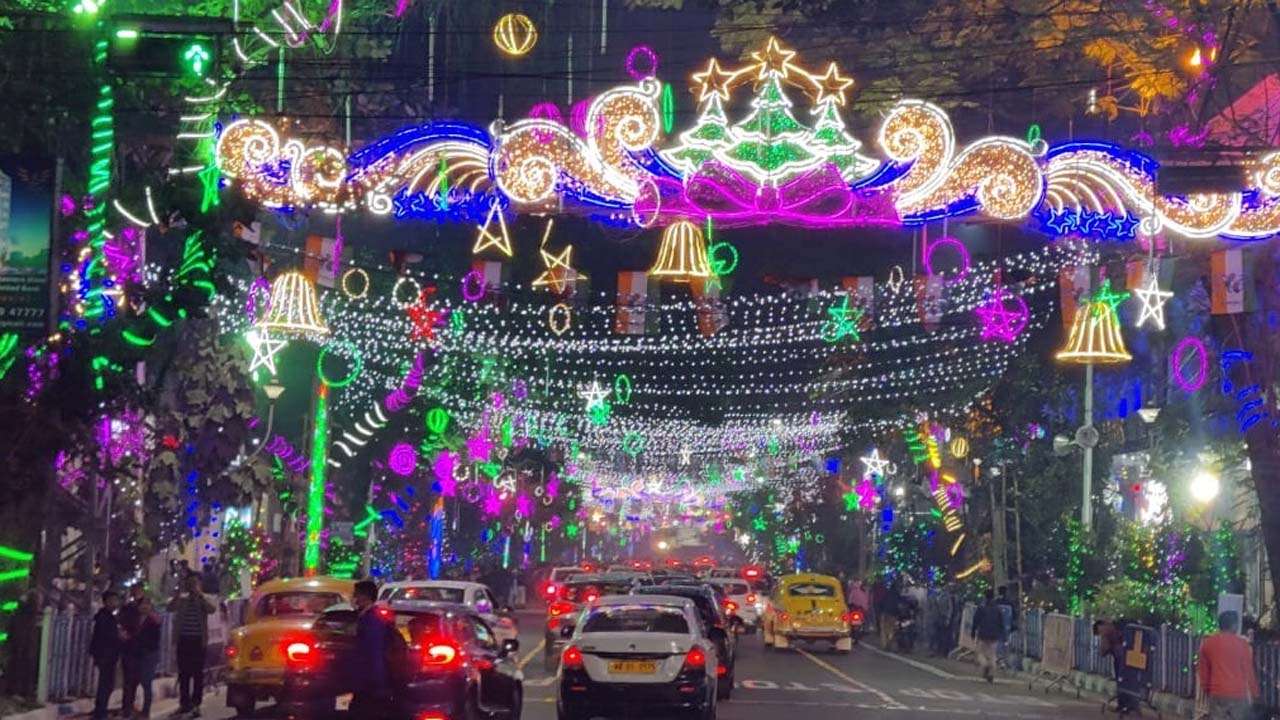 50feet Xmas tree, 7feet tall Santa spread Christmas cheer in Kolkata