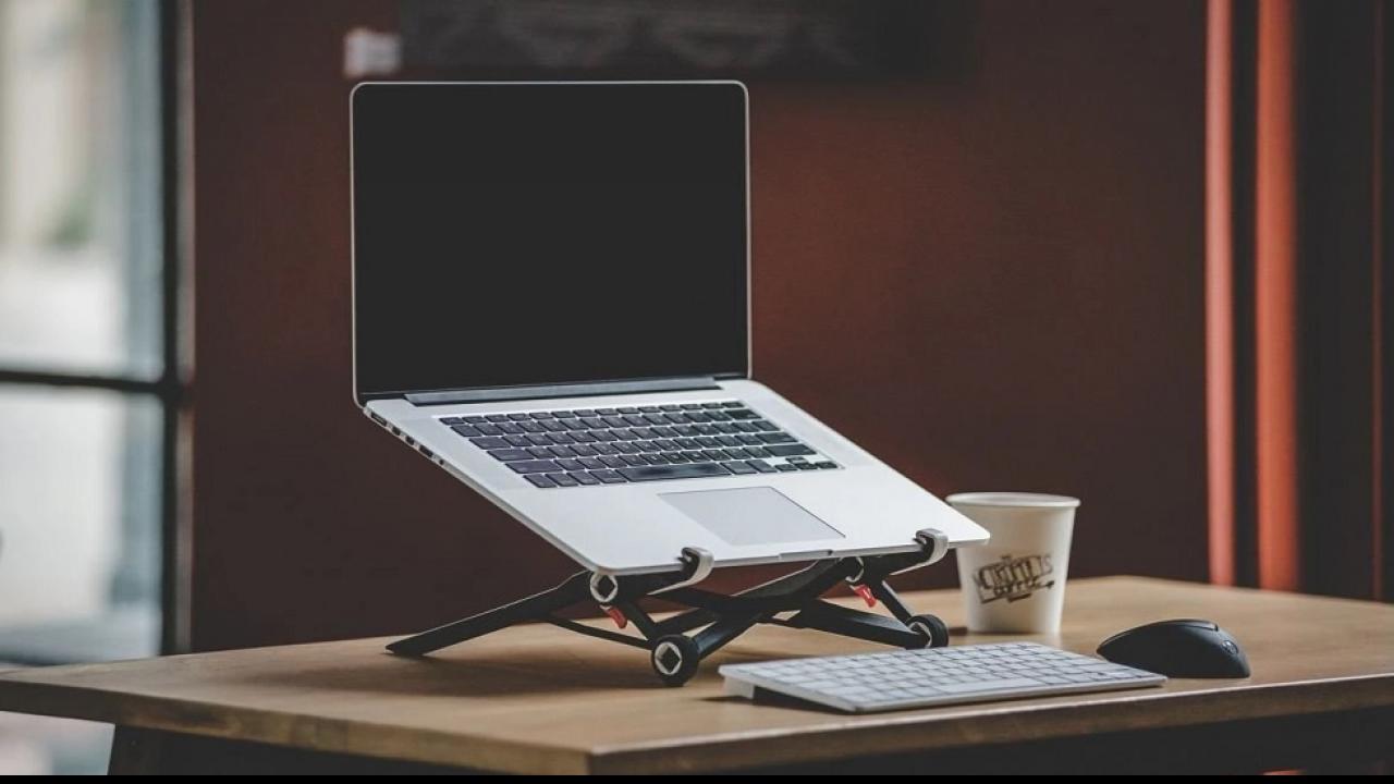 Laptop Stand सबके लिए काम का गिफ्ट