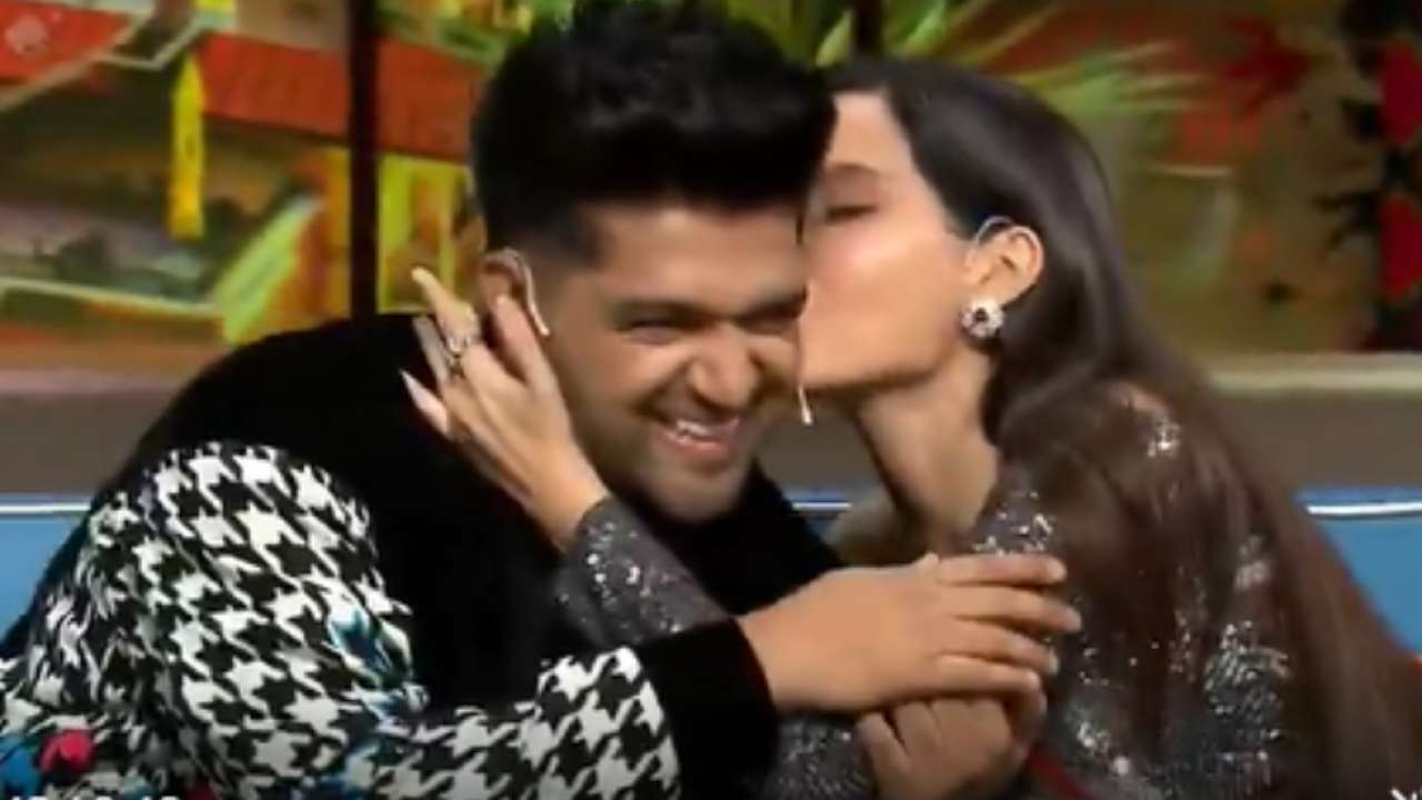 Guru Randhawa Sexy Video - Nora Fatehi kisses rumoured boyfriend Guru Randhawa on 'The Kapil Sharma  Show' - Watch VIRAL video