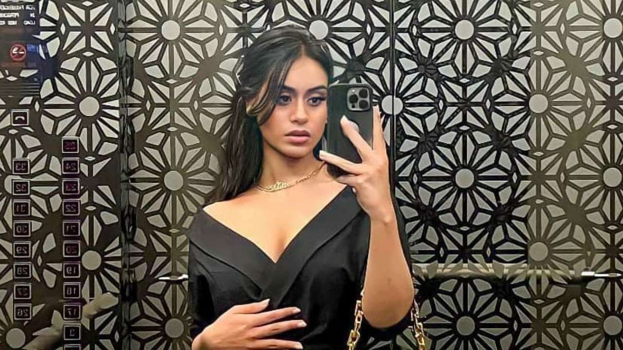 Twinkle Khanna Ka 3x Picture Sexy Video - Kajol-Ajay Devgn's daughter Nysa sizzles in sexy deep-neck black bold  dress, pic goes viral