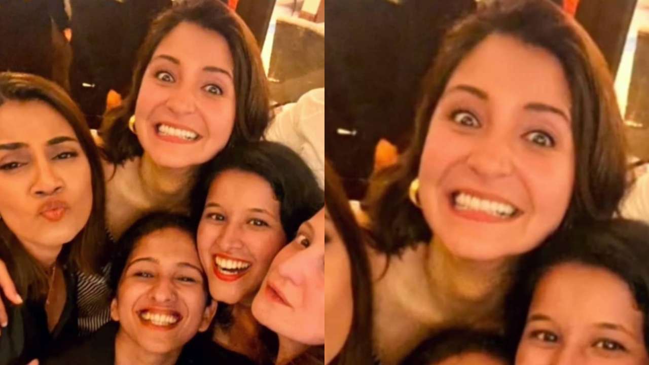 Indian Xnxx Anushaka Sharma Video - Anushka Sharma's selfie with girl gang from New Year's eve goes VIRAL