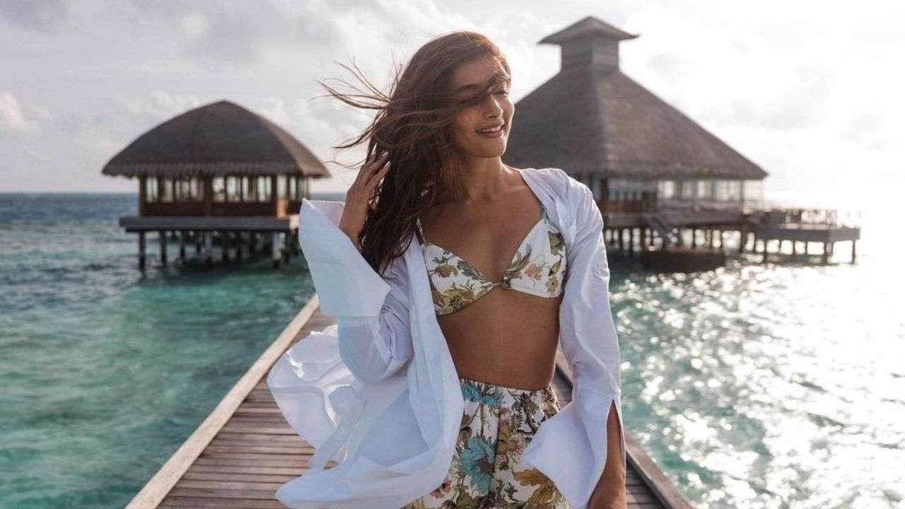 Pooja Hegde Sex Chut - Pooja Hegde stuns in bikini top and hot pants, drops drool-worthy photo  from Maldives vacay