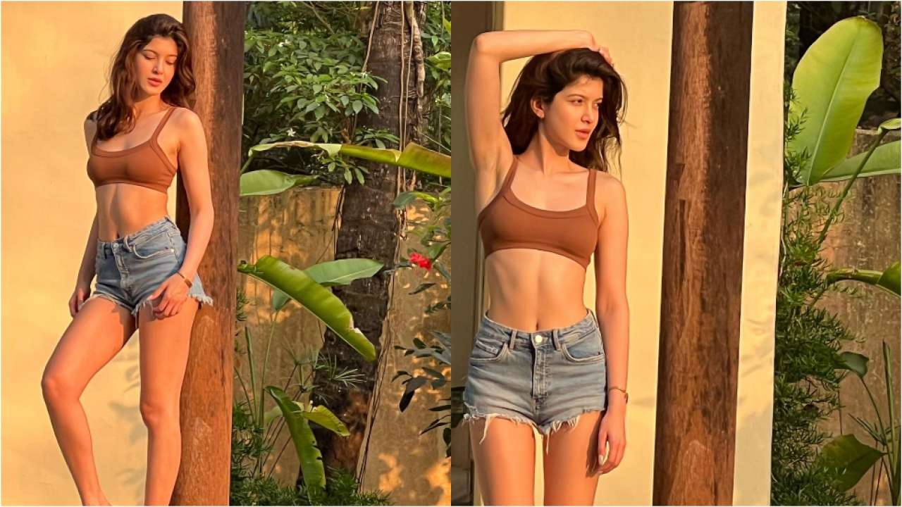 1280px x 720px - Shanaya Kapoor flaunts toned abs in bralette and shorts, drops sizzling  photos on Instagram