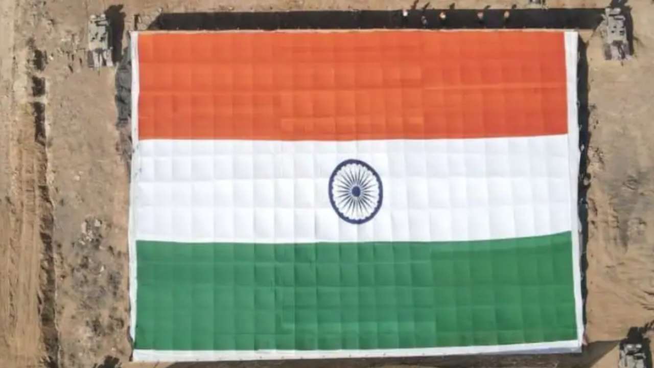 World's largest Khadi flag hoisted by Indian Army in Jaisalmer on ...