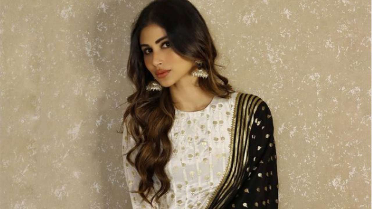 Mouni Roy Sex Video - Mouni Roy confirms her wedding, says 'Thank You' to paps - WATCH