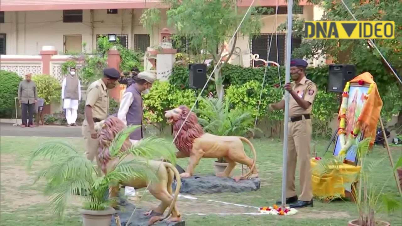 R-Day: Mahanagar Sanghchalak Rajesh Loya unfurls National Flag at RSS ...