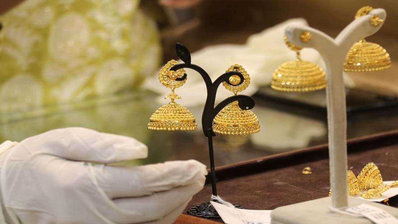 Gold Rate Today February 1 Gold Prices Fall By Rs 1000 Check City Wise Rate 0777