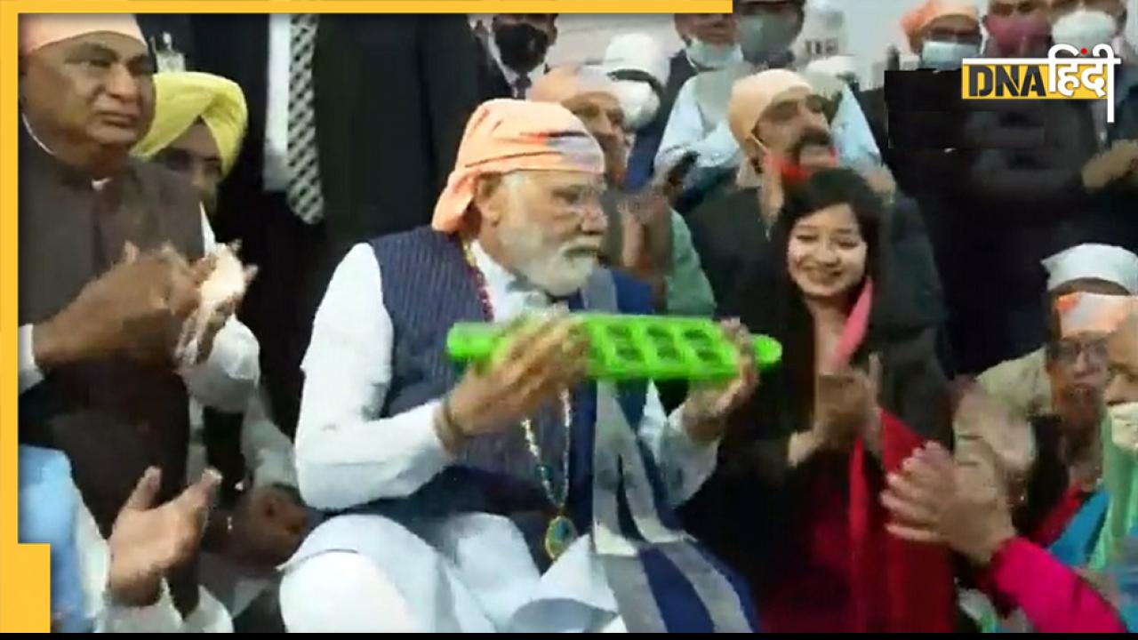 संत रविदास के मंदिर पहुंचे PM मोदी, श्रद्धालुओं संग कीर्तन में बजाया मंजीरा, देखें VIDEO