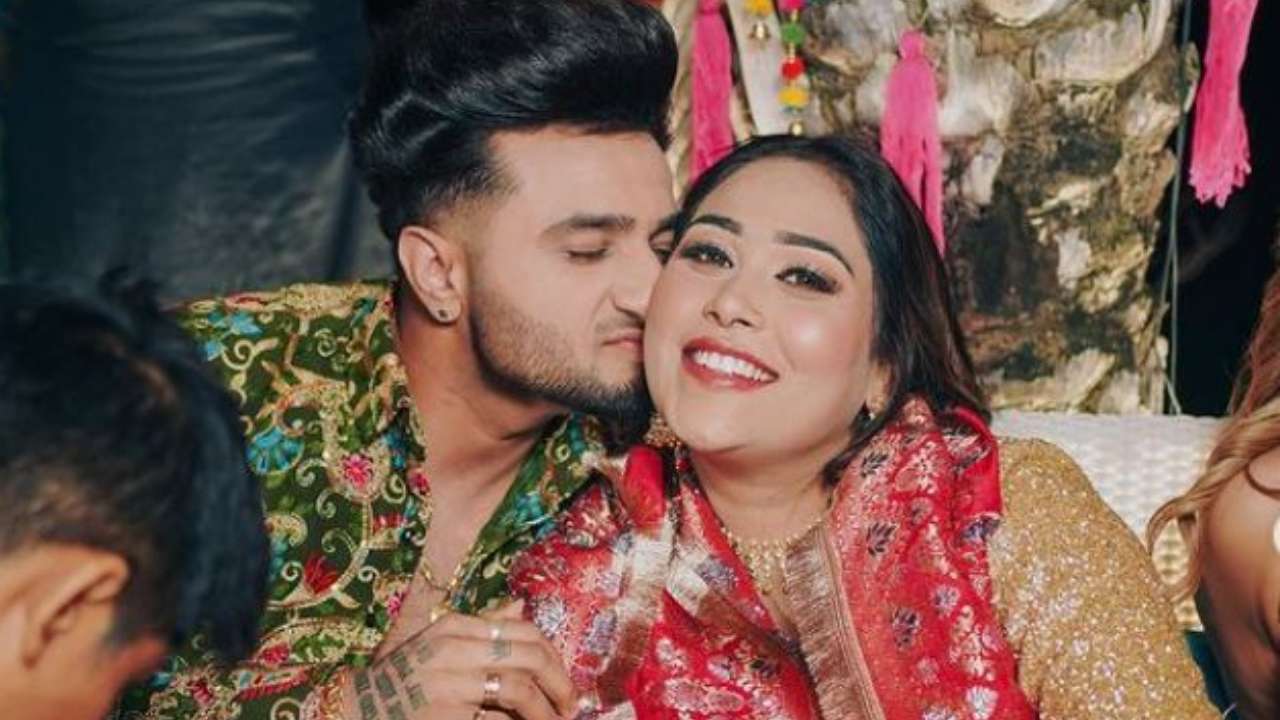 Himanshi Khurana Sex - Titliaan' singer Afsana Khan-Saajz wedding: Rakhi Sawant- Himanshi Khurana  attend mehendi ceremony