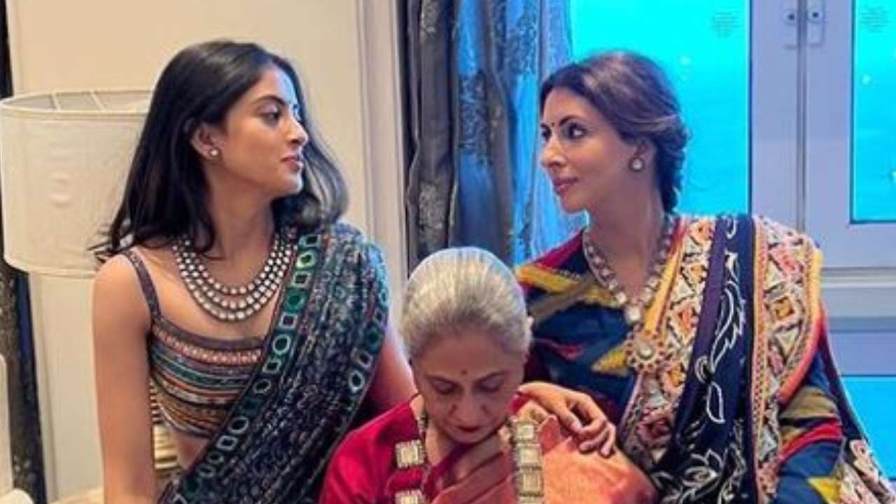 Navya Naveli Nanda poses with Shweta and Jaya Bachchan in new viral pic- See