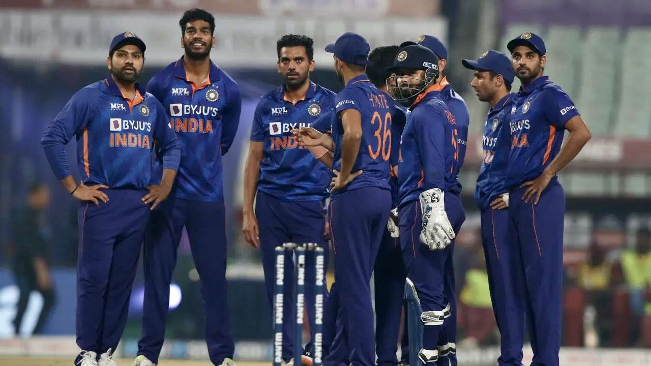They are looked upon as leaders': Rohit Sharma picks 3 players who could  captain Team India after him