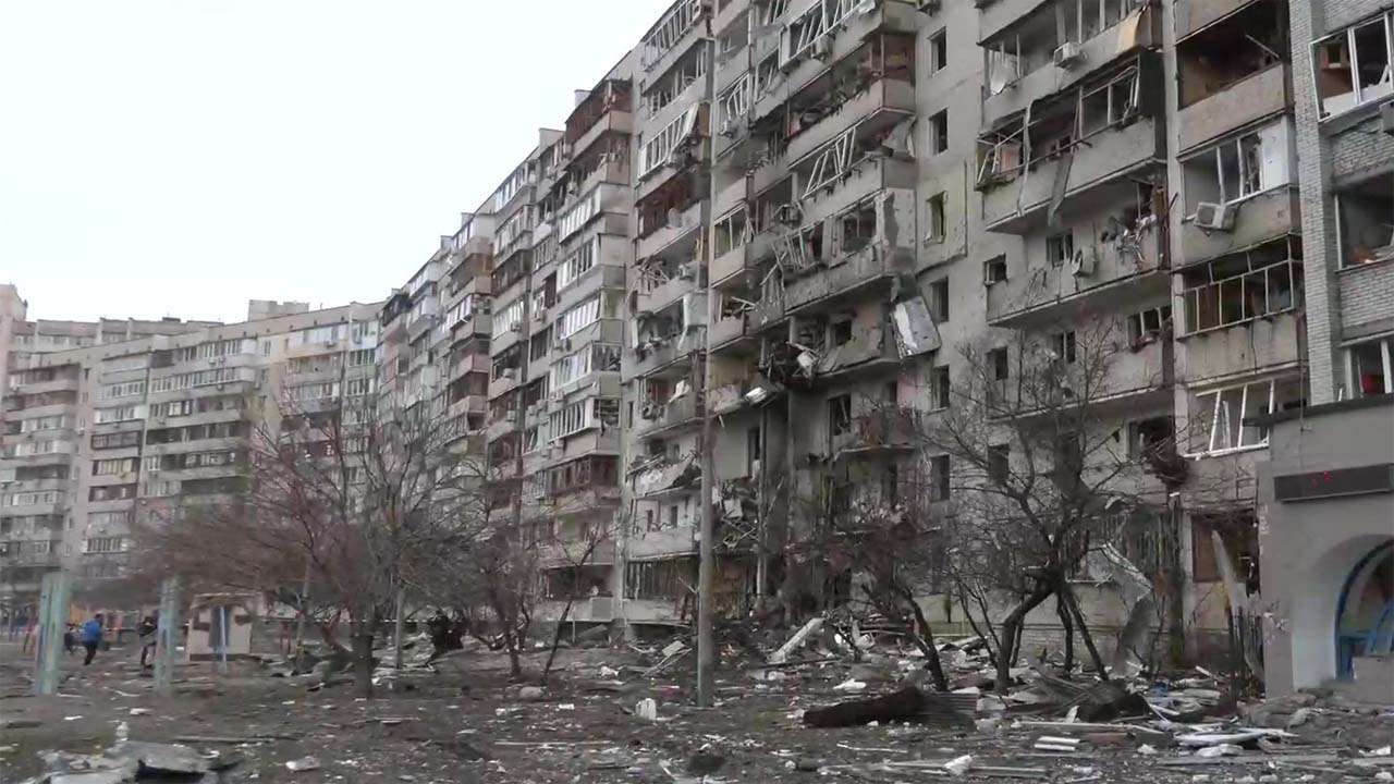 Viral Video: Ukrainian woman sings national anthem while cleaning her ...