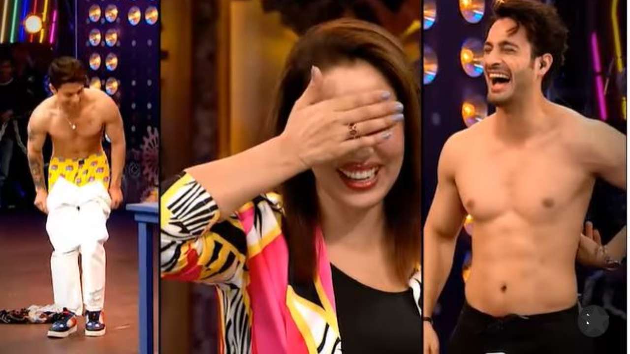 Tv Serial Munmun Dutta Sexy Chudai Video - Umar Riaz, Pratik Sehajpal take off their shirts to impress 'TMKOC' actress Munmun  Dutta- WATCH