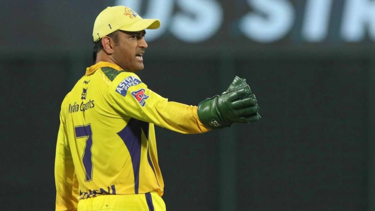 Fan asks MS Dhoni 'personal question' about wife Sakshi, his reply goes  viral - WATCH video