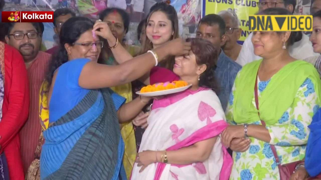 Sex workers in Kolkatas Sonagachi celebrate Holi after two years image