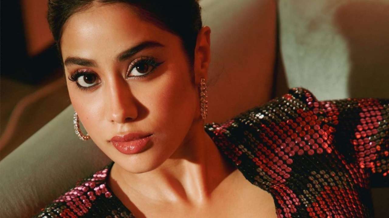 Viral photos: Janhvi Kapoor sets internet ablaze in shimmery dress ...