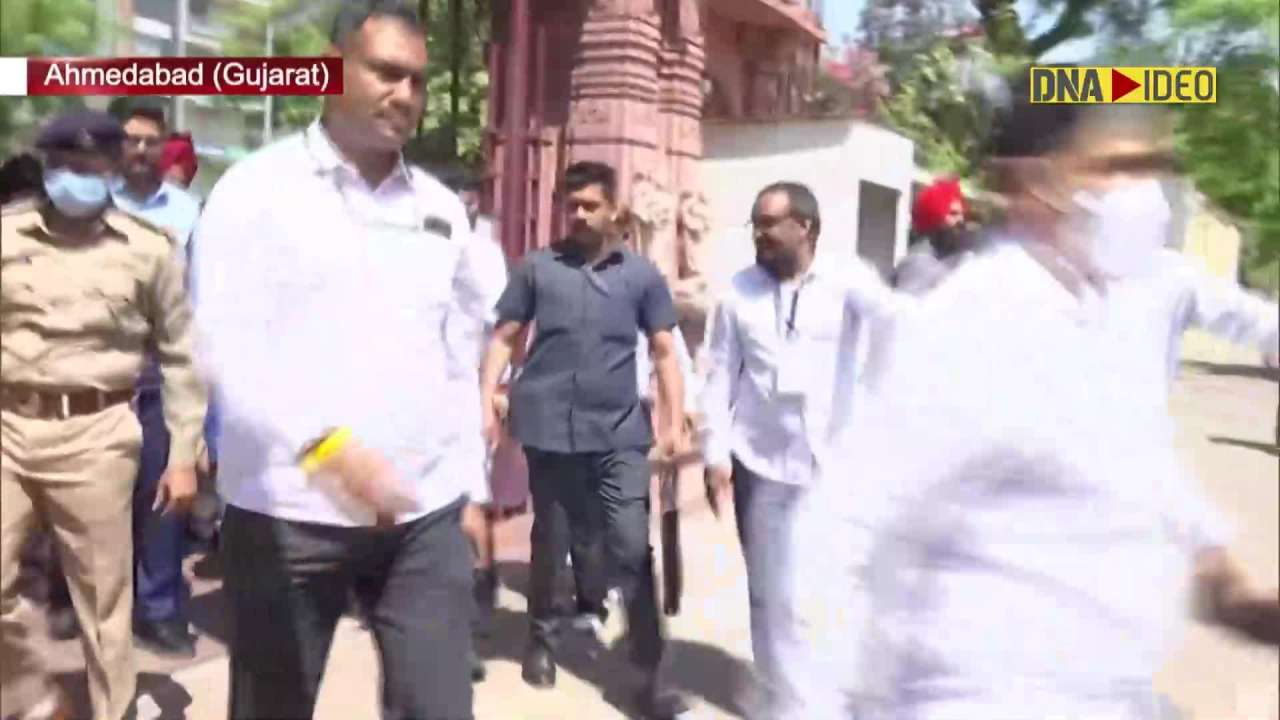 Arvind Kejriwal Bhagwant Mann Offer Prayers At Akshardham Temple In Ahmedabad 0693